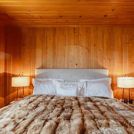 Дом отдыха Ski In Ski Out Authentic Lux Chalet On The Wispile *