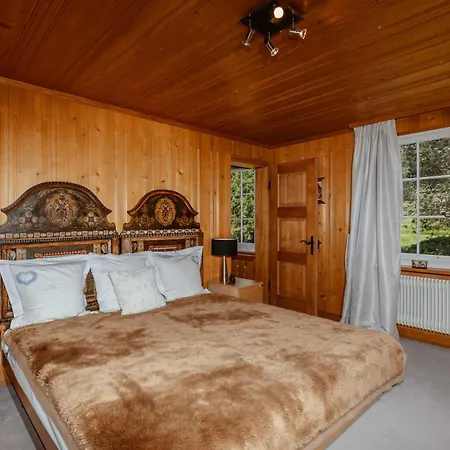 Дом отдыха Ski In Ski Out Authentic Lux Chalet On The Wispile Гштад