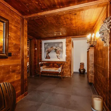 Дом отдыха Ski In Ski Out Authentic Lux Chalet On The Wispile *